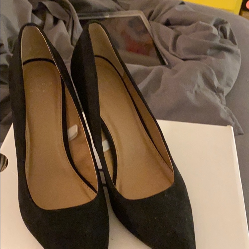Black pumps